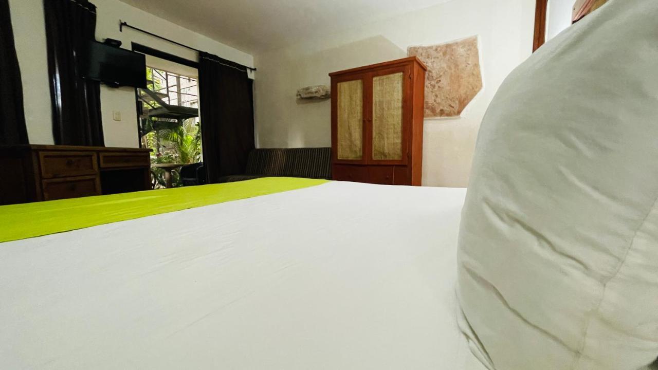 Hotel B&B - 5Th Avenue 신데 델 카르멘 외부 사진 A room at the hotel