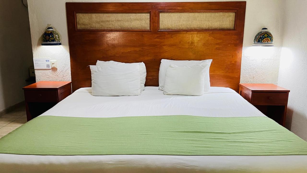 Hotel B&B - 5Th Avenue 신데 델 카르멘 외부 사진 A bed with a green bedsheet