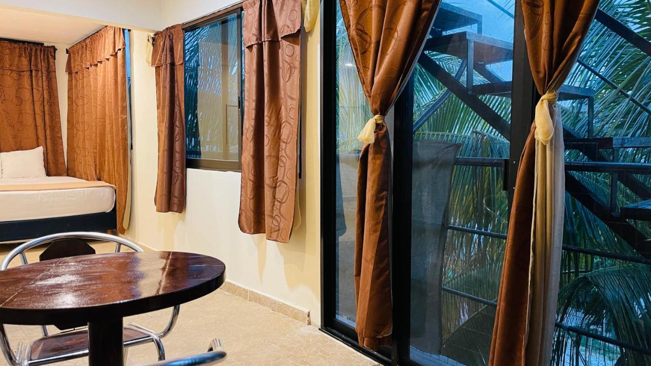 Hotel B&B - 5Th Avenue 신데 델 카르멘 외부 사진 Curtains