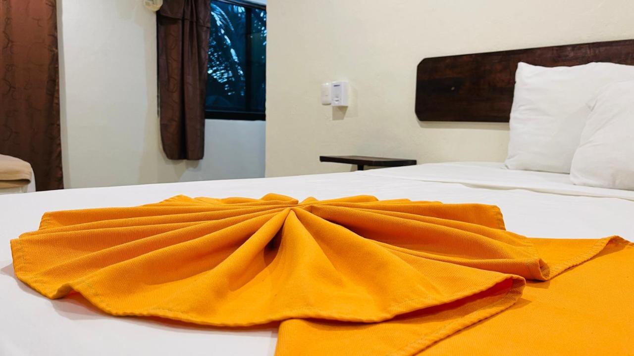Hotel B&B - 5Th Avenue 신데 델 카르멘 외부 사진 A bed with a duvet cover